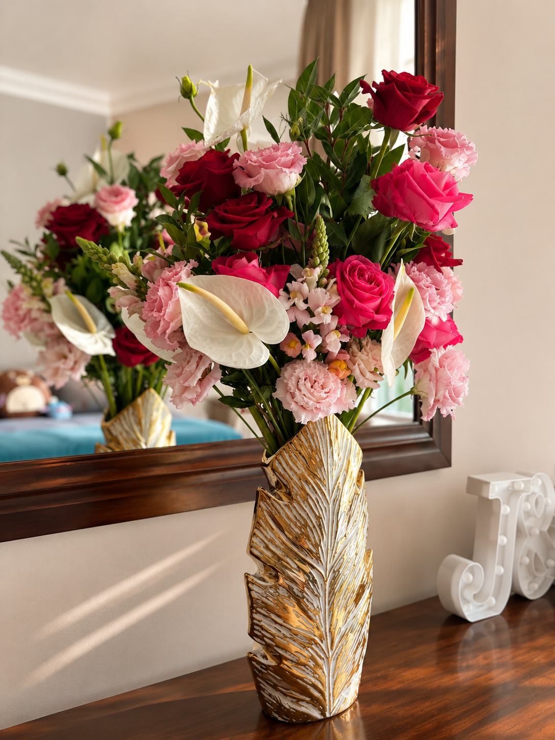 VA026_RedPinkRoseWhiteAnthuriumGoldLeafVase_HomeDecor